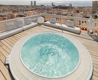 Foto del jacuzzi redondo que se encuentra en la azotea del Boutique Hotel H10 Montcada 
